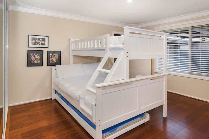Perfecto para niños o grupos, el cuarto dormitorio cuenta con una litera triple con una cama doble debajo y una individual en la parte superior, además de un amplio espacio de almacenamiento.