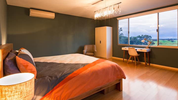 Probudite se u ovom mirnom privatnom apartmanu s bračnim krevetom i uživajte u sunčanom okruženju i šumu drveća dok uživate u dugom i mirnom jutru.