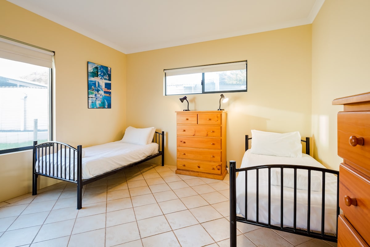 ห้องนอนชั้นล่าง 1 ห้องมีเตียงเดี่ยว 3 เตียงเหมาะสำหรับเด็กหรือเพื่อนที่ใช้ร่วมกัน