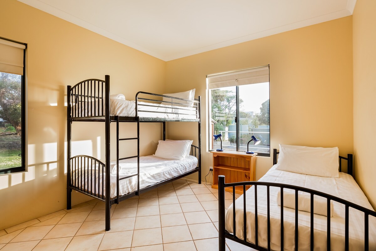 ห้องนอนชั้นล่างอีกห้องมีเตียงสองชั้นและเตียงเดี่ยวเหมาะสำหรับเด็กเล็ก