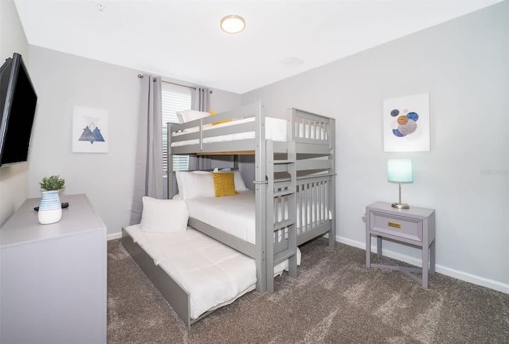 Svijetla i udobna spavaća soba s mnogo prostora za odlaganje – idealna za obitelji