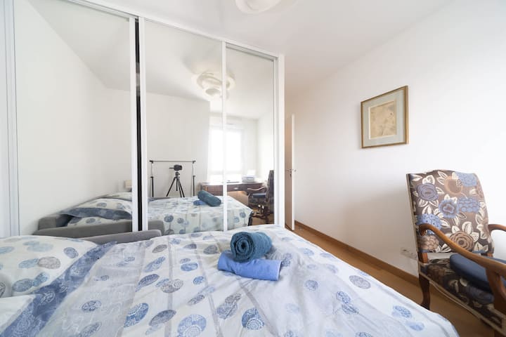 غرفة نوم ثانية مع سرير أريكة لشخصين