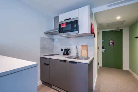 Top performing Airbnb: The Edge Belfast – City Centre Studios in New Lodge