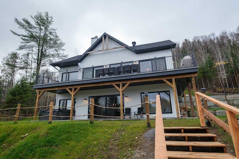 Spa, Pool Table, Lake Access | Chalet Saint-Cerf