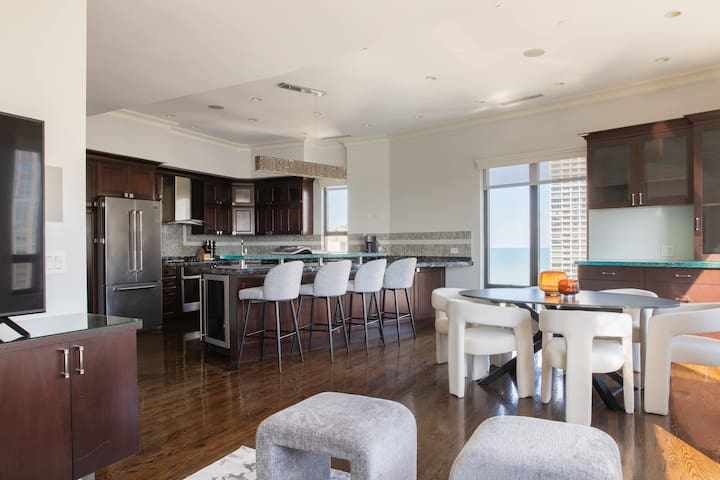 Luxury Designer Penthouse NW | Pool | Gold Coast