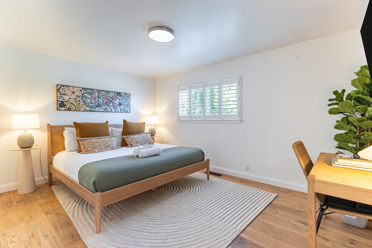 El dormitorio principal cuenta con una cama tamaño king y TV.