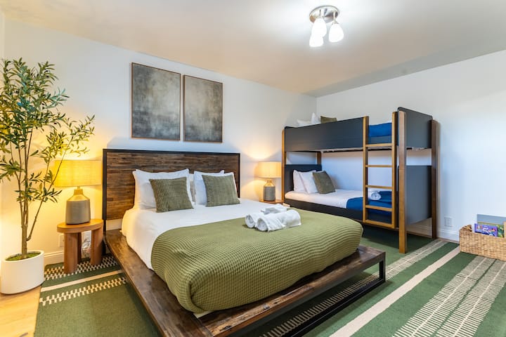 Kamar tidur 3 memiliki tempat tidur queen, tempat tidur twin bunk dan TV.