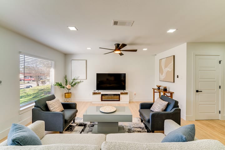 Stylish Irving Retreat W/ Private Patio - Irving, TX