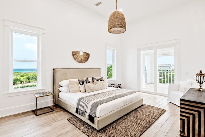 แสงธรรมชาติส่องเข้ามาในห้องที่มีเสน่ห์นี้มีเตียงขนาดควีนไซส์และเฟอร์นิเจอร์ที่มีสไตล์ทำให้เป็นจุดที่สมบูรณ์แบบสำหรับการเข้าพักอย่างสงบ