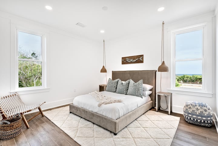 ห้องนอนนี้ได้รับการออกแบบอย่างพิถีพิถันโดยคำนึงถึงความสะดวกสบายผสมผสานระหว่างความอบอุ่นและความซับซ้อนได้อย่างลงตัว