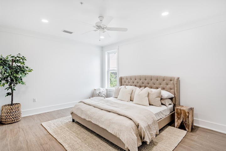 ห้องนอนที่มีเสน่ห์ด้วยการผสมผสานระหว่างความเรียบง่ายและความร่วมสมัย