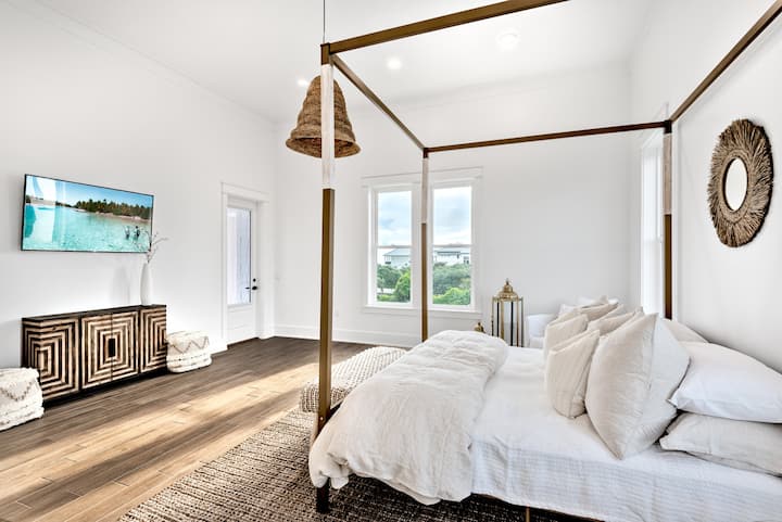 ตื่นขึ้นมาพบกับวิวที่สวยงามในสถานที่พักผ่อนที่สว่างและโปร่งโล่งพร้อมการตกแต่งสไตล์โบฮีเมียนที่หรูหรา