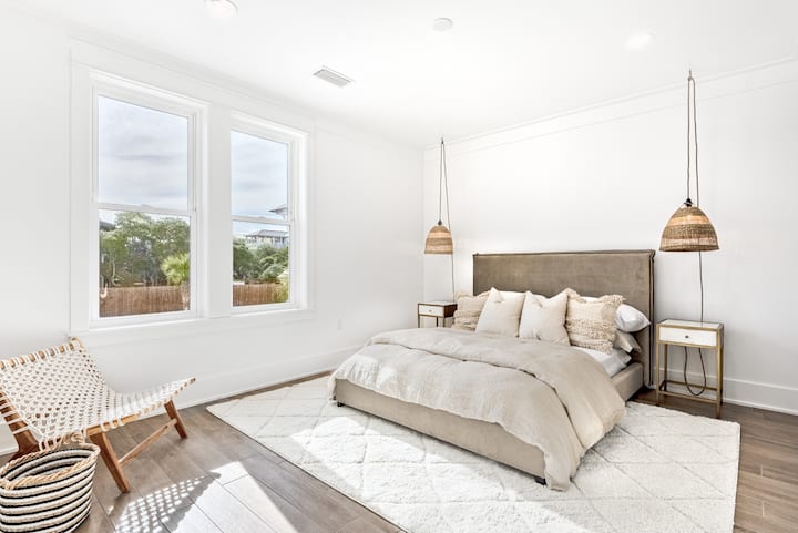 ห้องนอนสไตล์โมเดิร์นที่มีการออกแบบที่เรียบง่ายและเครื่องนอนคุณภาพสูง