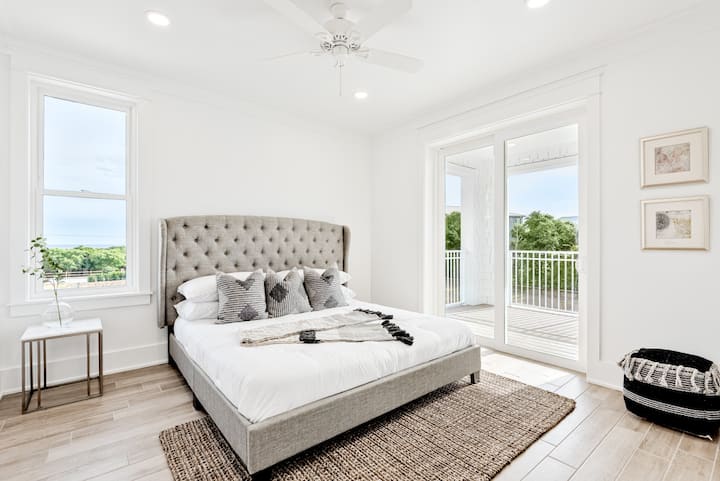 ห้องนอนหรูหราพร้อมผ้าปูที่นอนระดับพรีเมียมและมุมอ่านหนังสือเพื่อการพักผ่อนที่ดีที่สุด