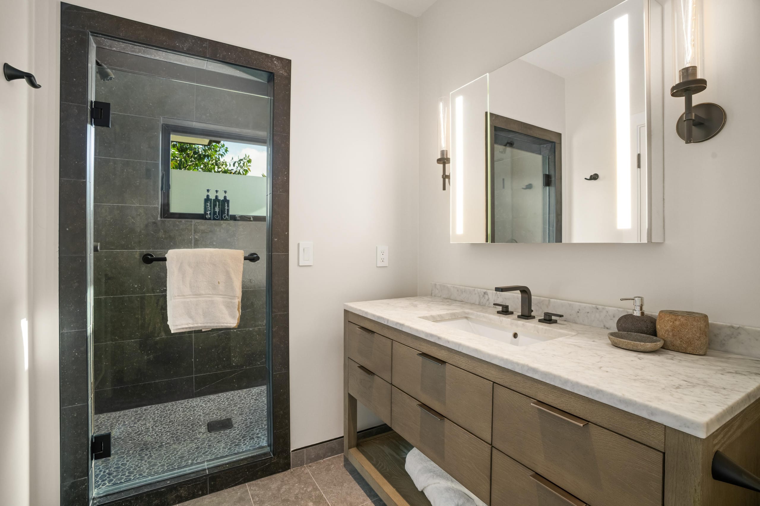 Modern Luxury Meets Tranquility - Photo 24