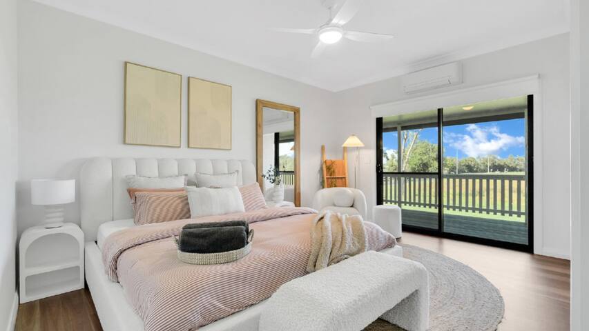 Three Galahs – Sleeps 8 Luxe Riverside Retreat gallery image 2