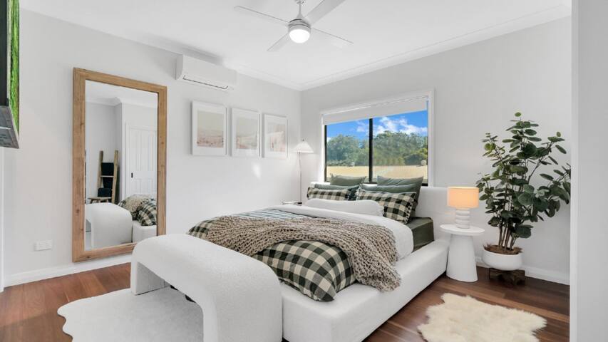 Three Galahs – Sleeps 8 Luxe Riverside Retreat gallery image 3