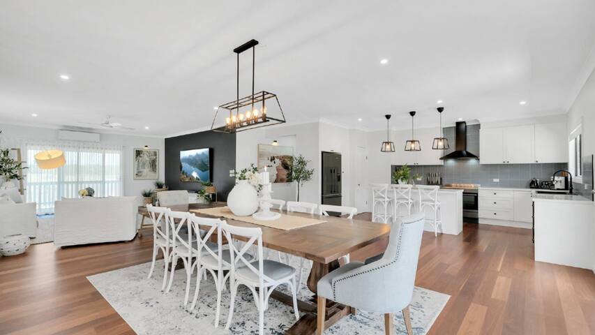 Three Galahs – Sleeps 8 Luxe Riverside Retreat gallery image 5