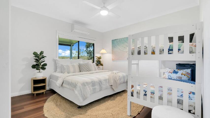 Three Galahs – Sleeps 8 Luxe Riverside Retreat gallery image 4