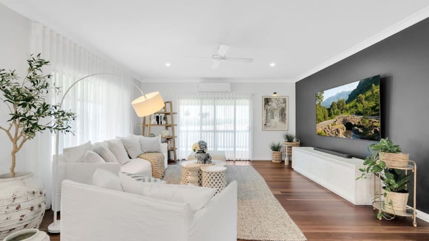 Three Galahs – Sleeps 8 Luxe Riverside Retreat