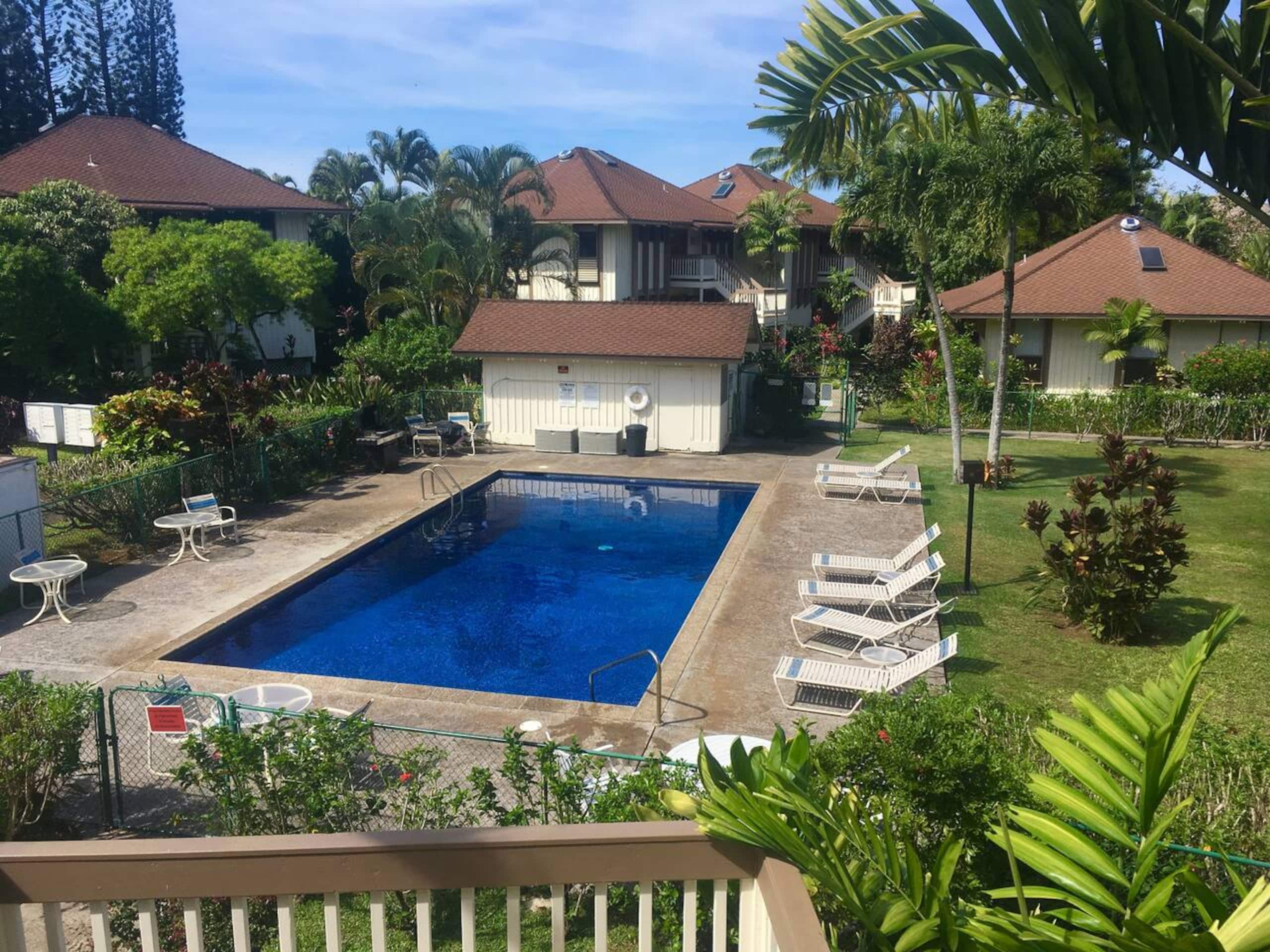 Bright Top-Floor Prime Location AC & Pool! - Image 34
