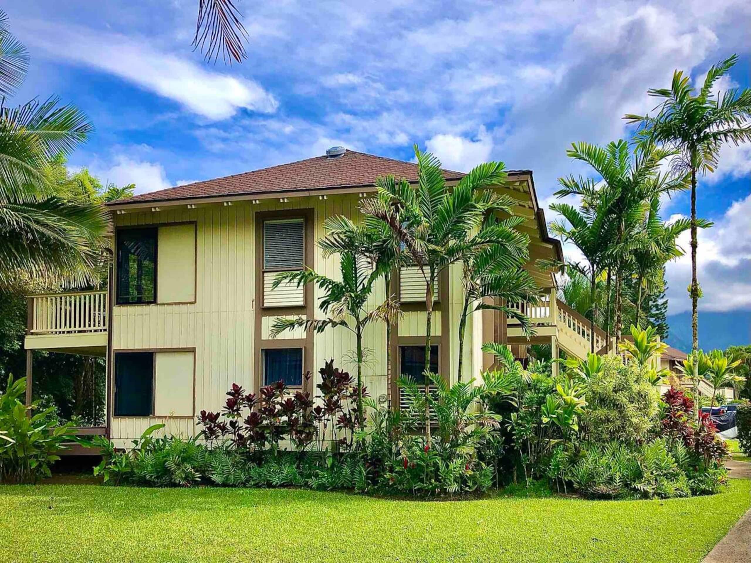Bright Top-Floor Prime Location AC & Pool! - Image 31