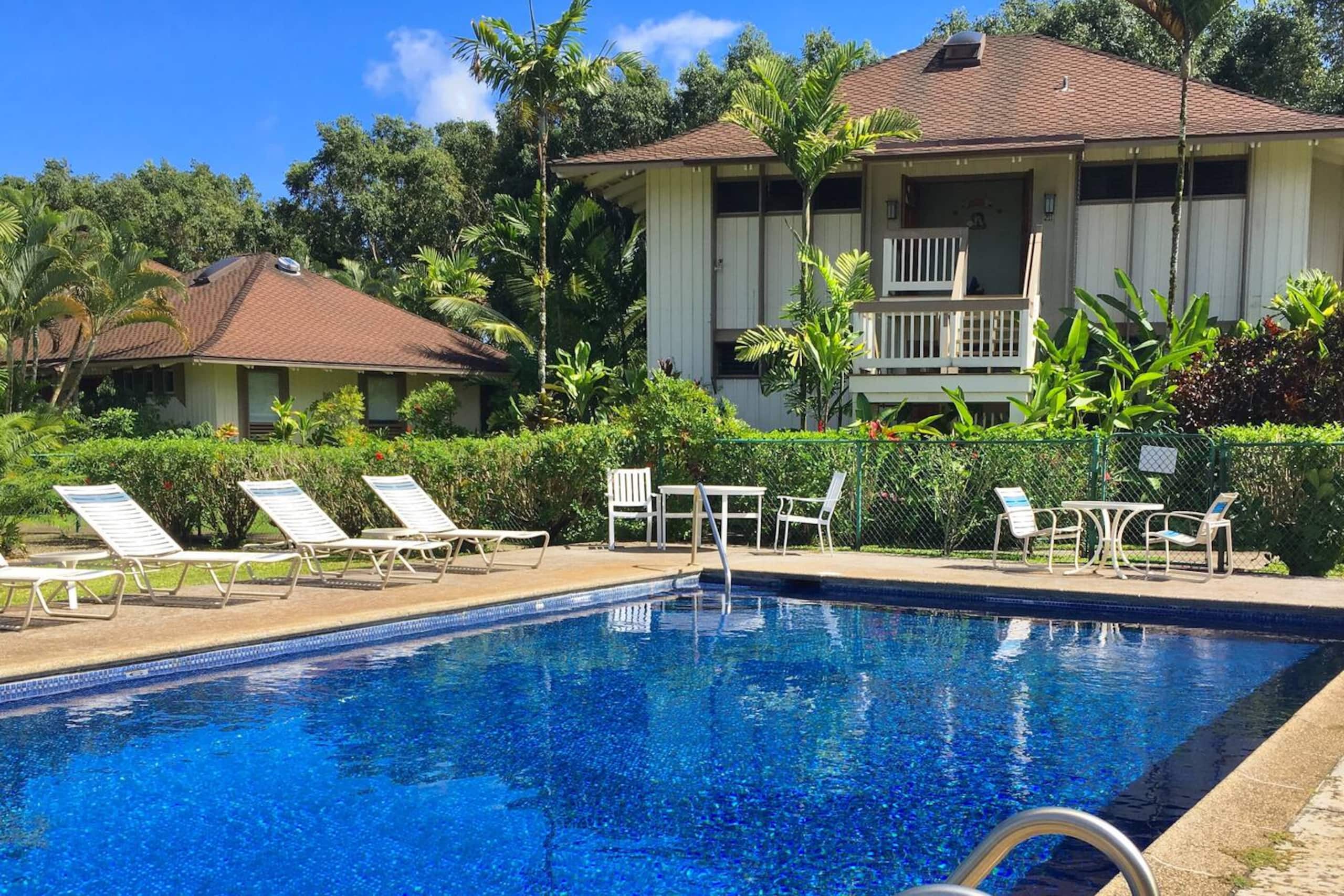 Bright Top-Floor Prime Location AC & Pool! - Image 33