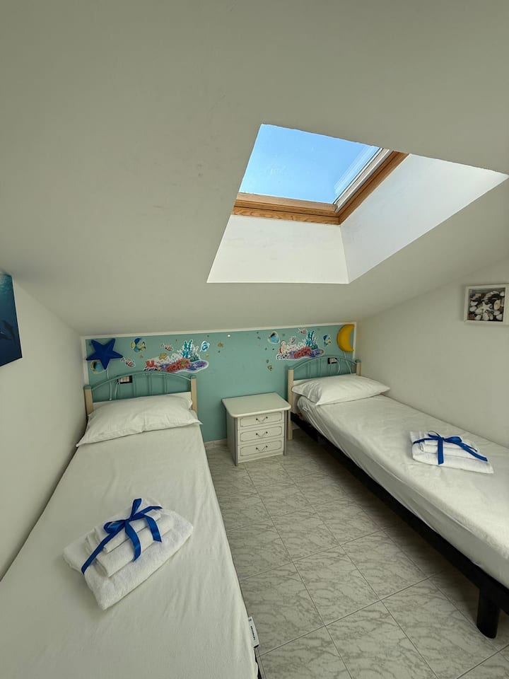 tercer dormitorio con dos camas individuales 