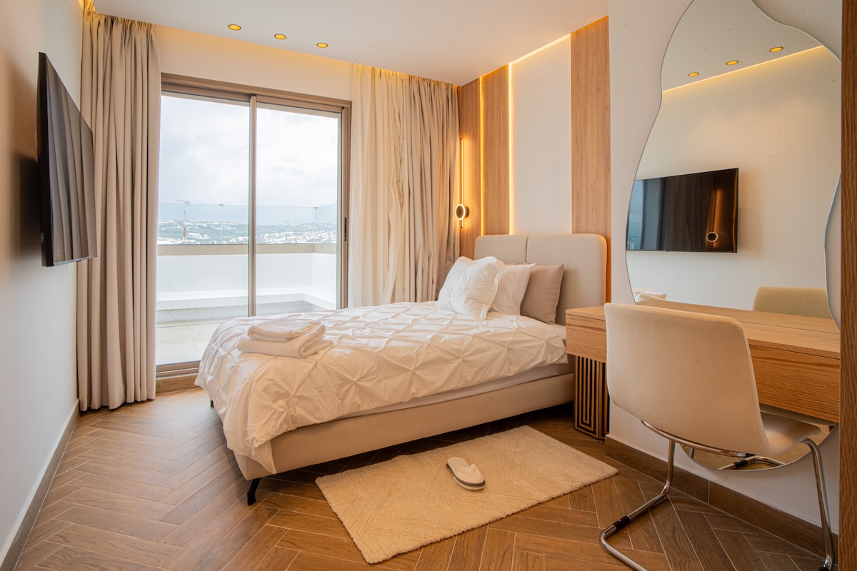 Dormitorio Opal 3 con colchón de tamaño completo, TV inteligente y espacio de trabajo con silla y acceso a la terraza