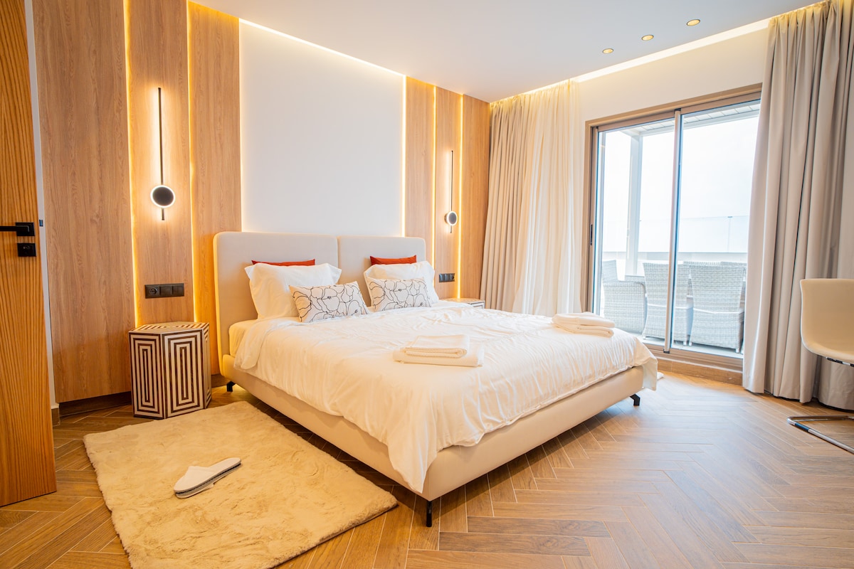 Dormitorio Opal 1 con colchón tamaño queen y acceso a la terraza