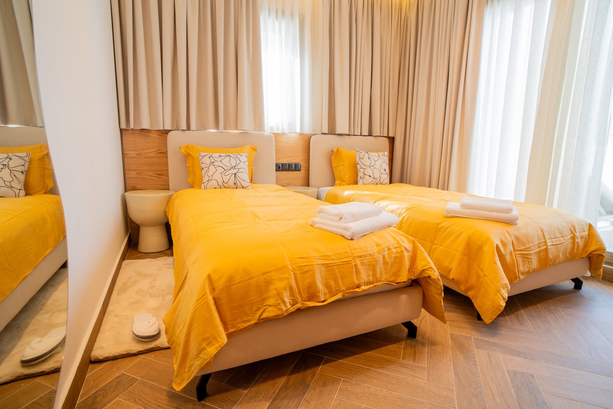 Pearl Dormitorio 2 con dos colchones matrimoniales y acceso a la terraza