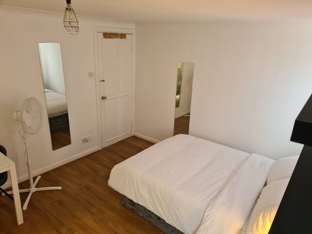 4Br-2Ensuite-10minCentralLondon-Sleeps11-Parking gallery image 3