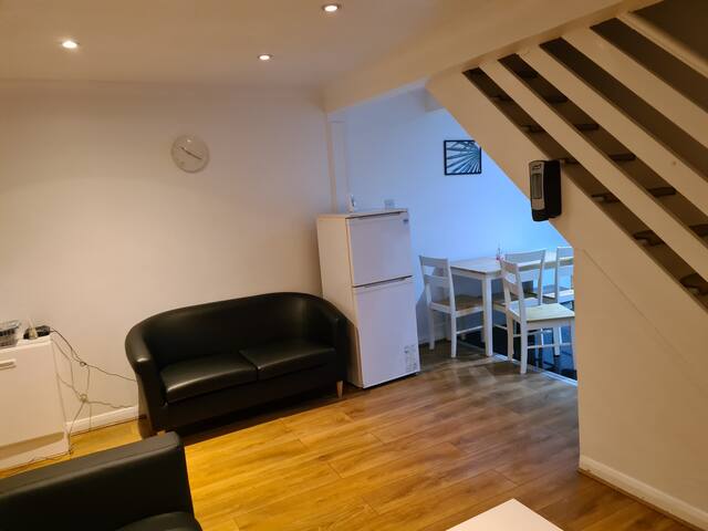 4Br-2Ensuite-10minCentralLondon-Sleeps11-Parking gallery image 5
