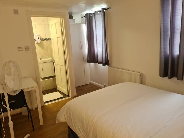 4Br-2Ensuite-10minCentralLondon-Sleeps11-Parking gallery image 2