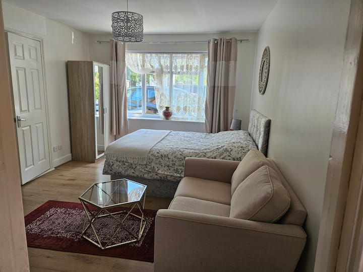 Town Centre Studio - Sleeps 2 - Parking - Reading