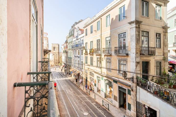 Artistic Alfama 4BR | Cathedral Views, Tram 28 gallery image 4