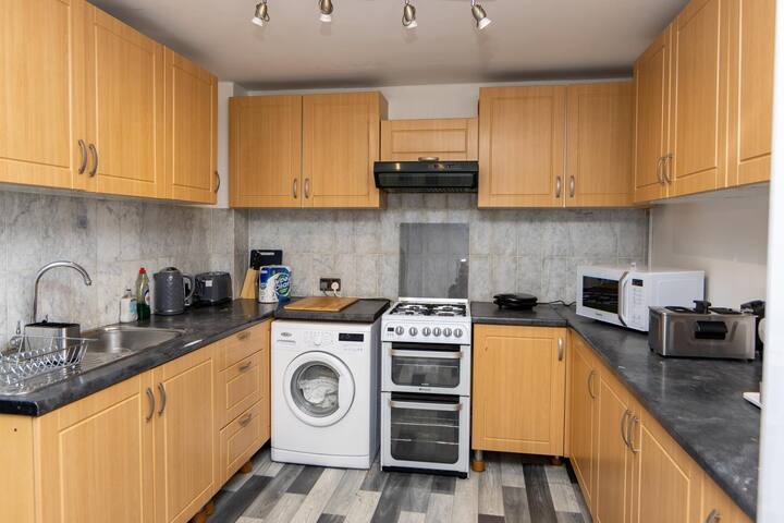 HouseSleep14-FreeP-Garden-Bbq-Patio-PoolTable gallery image 5