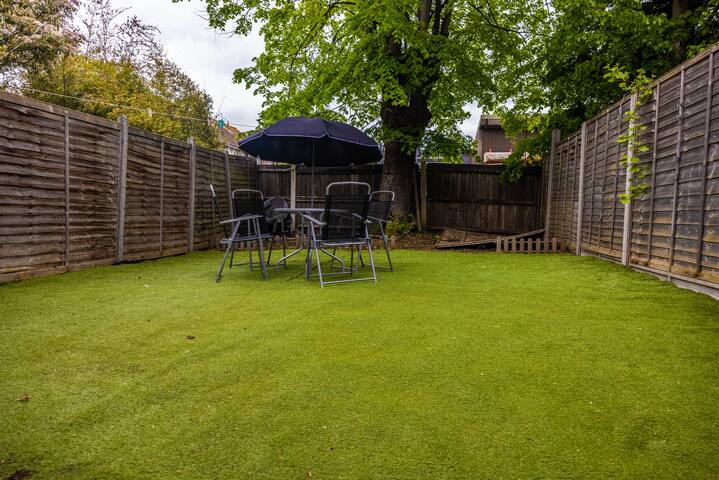 Sleeps8-KingBeds-SofaBed-Garden-AirCon-FreeParking gallery image 5