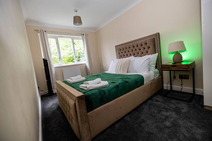 Sleeps8-KingBeds-SofaBed-Garden-AirCon-FreeParking gallery image 3