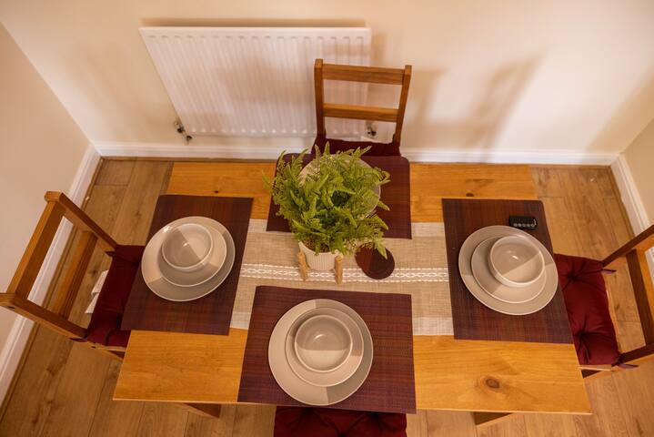 Sleeps8-KingBeds-SofaBed-Garden-AirCon-FreeParking gallery image 4