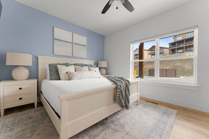 - Upokojujúca modrá zvýraznená stena a pobrežná výzdoba vytvárajú pokojnú atmosféru v tomto apartmáne s manželskou posteľou King.
- Plyšová posteľná bielizeň a vrstvené textúry vás pozývajú na oddych po dni strávenom pri jazere.
- Zobuďte sa do ranného svetla prúdiaceho cez nadrozmerné okná v tejto pokojnej spálni.