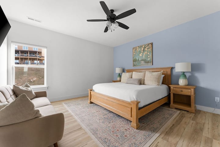 - Veľká manželská posteľ s dreveným rámom, mäkkou posteľnou bielizňou a okolitým osvetlením na pokojné noci.
- Stena s kvetinovým umením a zodpovedajúcimi lampami dodávajú vášmu pobytu farbu a pokoj.
- Oddychujte na plyšovom gauči, sledujte svoje obľúbené relácie alebo si oddýchnite v tichom okamihu.