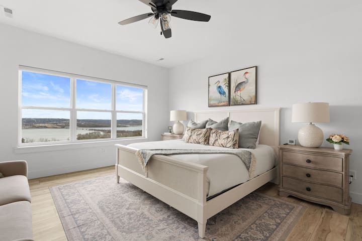 - Zobuďte sa s výhľadom na jazero z manželskej postele King, ktoré sú zarámované elegantnými textúrami.
- Užite si pokojné chvíle na útulnej pohovke, ktorá je ideálna na ranné čítanie alebo popoludňajší spánok.
- Umelecké diela s tematikou vtákov a prirodzené svetlo vytvárajú ideálne miesto na oddych a načerpanie nových síl.