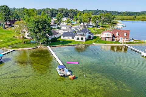 Views, Swimming & Family Fun: Chapman Lake Retreat