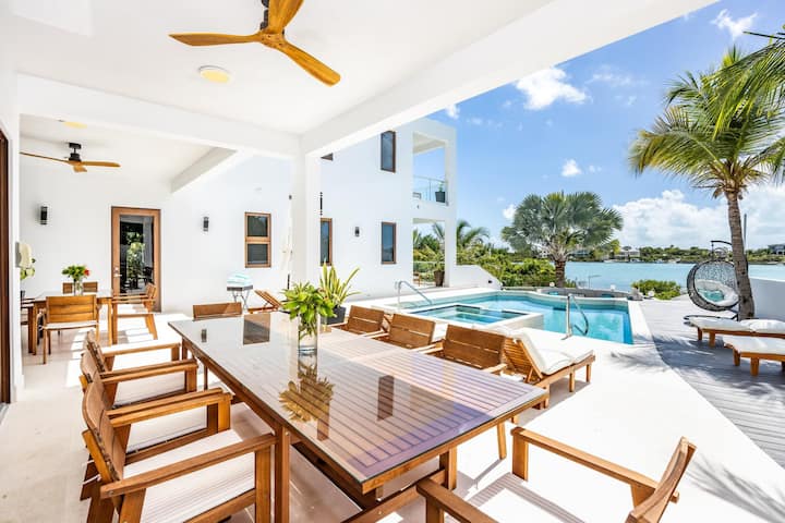 Beautiful Villa Cena! 6 Bedrooms, Waterfront, Jacuzzi, Gym, Amenities -  Isole Turks e Caicos