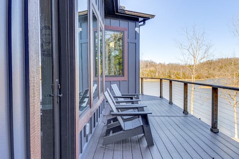 Lakefront Gem: Dock & Hot Tub in Jacksboro