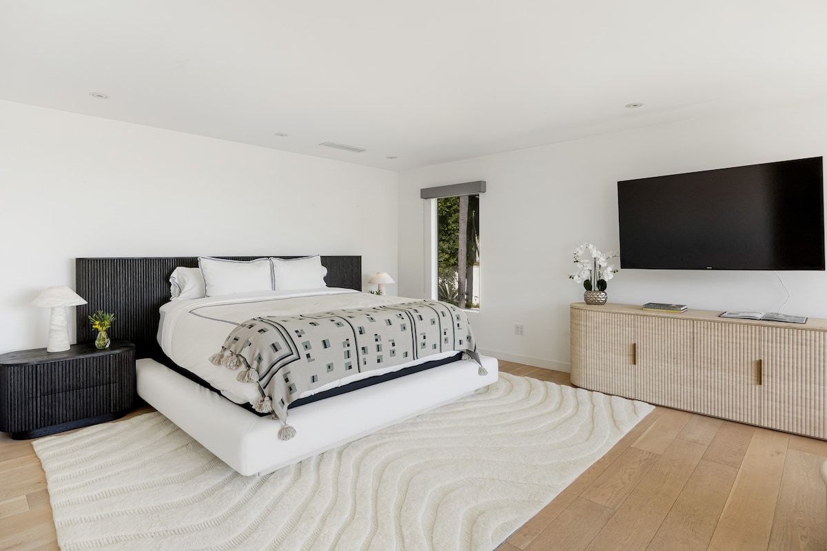 تحتوي غرفة النوم 2 على سرير كينج وإطلالات على المدينة وتلفزيون وحمام داخلي.