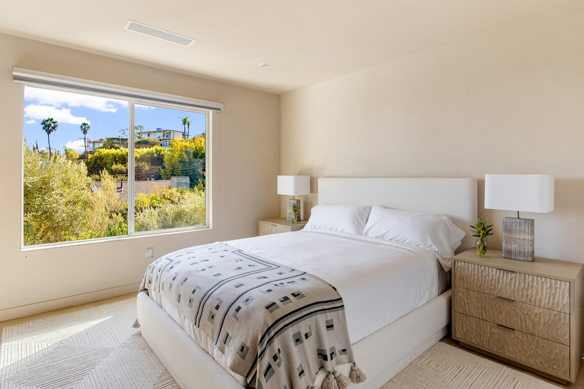 تحتوي غرفة النوم 3 على سرير بمقاس كبير.