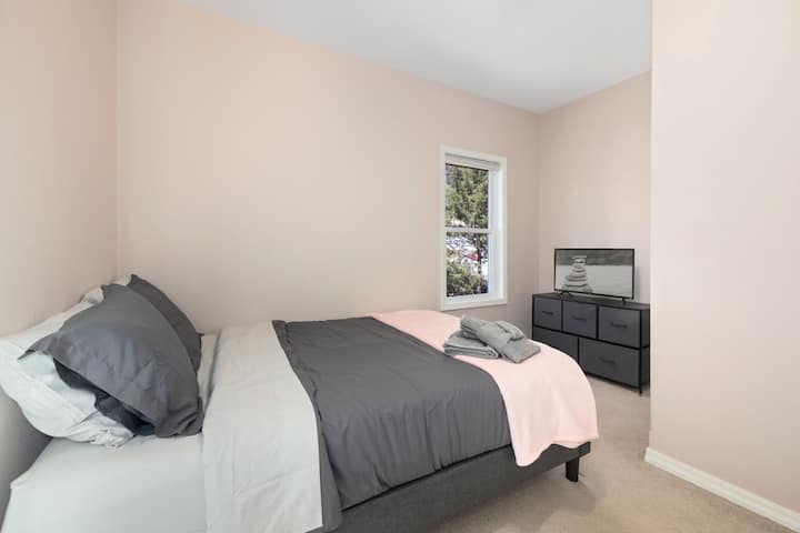 تحتوي غرفة نومنا الثالثة على سرير كوين وتلفزيون ذكي وخزانة وحمام قريب.