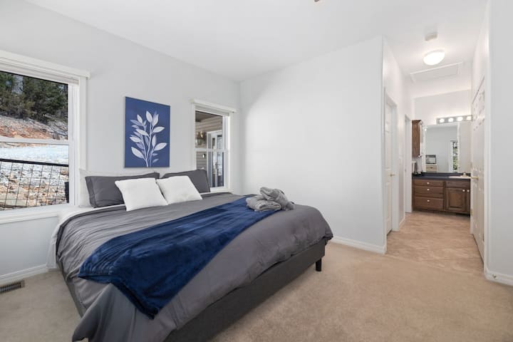 تحتوي غرفة نومنا الثانية على سرير بحجم كينج وتلفزيون ذكي وخزانة وأريكة سرير وحمام مشترك ملحق.